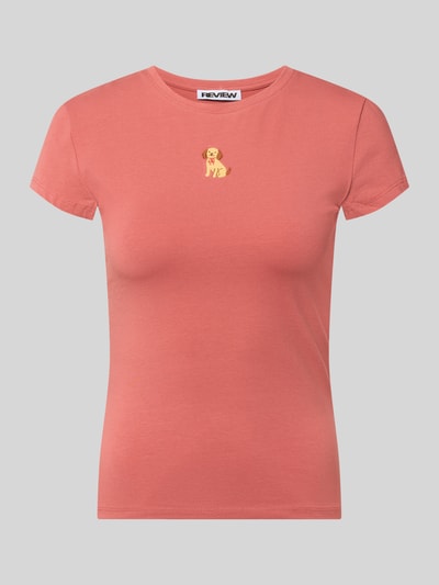 Produktfoto, T-Shirt mit Motiv-Stitching und Rundhalsausschnitt von REVIEW, damski t-shirt, mieszanka bawełny i elastanu, krój slim fit, motyw, wyhaftowany motyw, okrągły dekolt, długość tyłu w rozmiarze S: 54 cm, kolor łososiowy, gładka tekstura