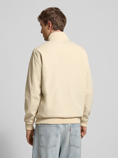 Männermodel trägt Regular Fit Jacke mit Stehkragen Modell 'Hefi' von Blend in Beige, reine Baumwolle, Rückansicht, Ganzkörperansicht.