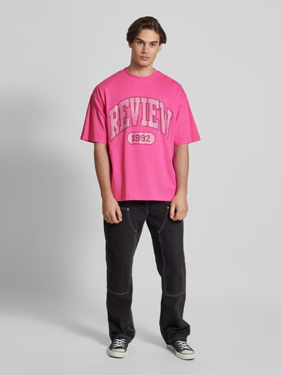 REVIEW T-shirt o kroju oversized z nadrukiem z logo Mocnoróżowy 1