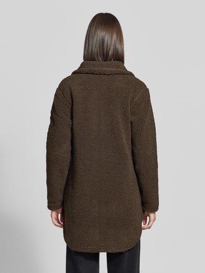 Frauenmodel trägt Relaxed Fit Jacke mit Stehkragen Modell 'Umi' von Didriksons in Braun, Strukturmuster, Rückenansicht, Ganzkörperansicht Rückansicht.