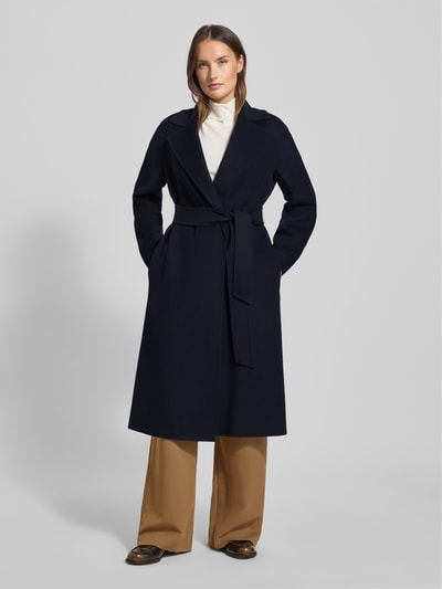 Frauenmodel trägt Relaxed Fit Wollmantel mit Seiden-und Kaschmir-Anteil Modell 'MSTCLES' von Max Mara Studio, Optik: Unifarben, Passform: Relaxed-Fit, Reverskragen, Taillengürtel, Gehschlitz, Langarm, seitliche Eingrifftaschen, Material: Schurwoll-Mix, Ganzkörperansicht von vorne.