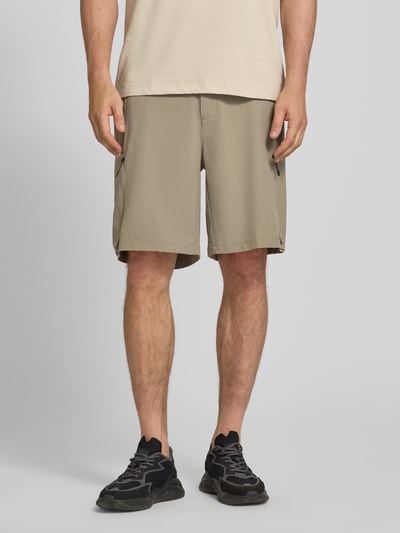 Mannenmodel draagt Relaxed Fit Cargoshorts met label-opdruk model 'GLOBE CARGO' van BOSS Green, uni kleur, elastische tailleband, steek- en achterzakken, knoop- en ritssluiting, voorkant hele lichaamsopname.