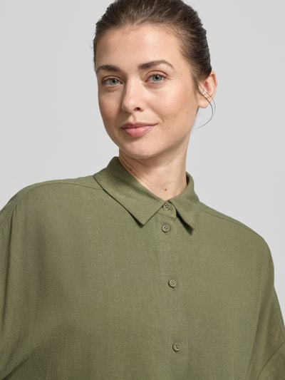 Frauenmodel trägt Regular Fit Bluse aus Viskose-Leinen-Mix Modell 'VIVA' von Selected Femme, unifarben, Nahaufnahme Oberkörper.