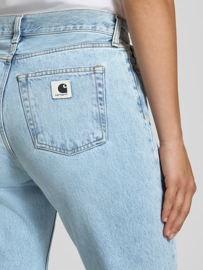 Vrouwenmodel draagt straight fit dames jeans van puur katoen Model 'Noxon' van Carhartt Work In Progress, detailopname rugzijde.