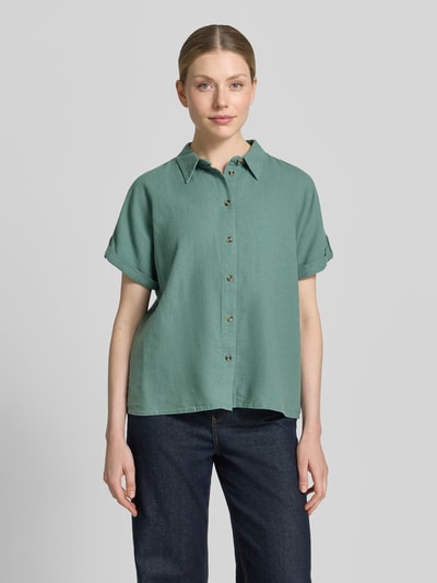 Frauenmodel trägt Relaxed Fit Bluse aus Leinen-Viskose-Mix Modell 'Lava' von FREE/QUENT in Grün, Hemdblusenkragen, Knopfleiste, Ganzkörperansicht von vorne.