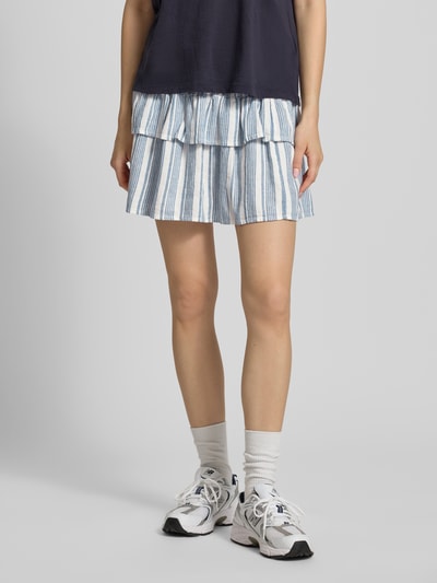 Frauenmodel trägt Ausgestellter Mini-Rock aus Viskose-Leinen-Mix Modell 'GOA' von Only in Optik: Unifarben mit Volants und Elastisch, Ganzkörperansicht von vorne.