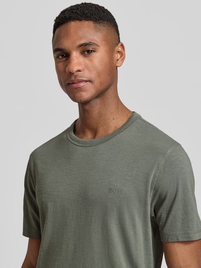 Męskimodel nosi Regular Fit T-Shirt aus strukturierter Baumwolle Modell 'TEGOOD' von BOSS Orange, jednokolorowy, nadruk z logo, okrągły dekolt, krótki rękaw, czysta bawełna, tekstura delikatna, kolor oliwkowy, zbliżenie górnej części ciała z przodu.