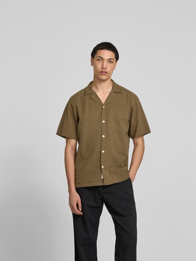 Männermodel trägt Freizeithemd mit Strukturmuster von Forét in Braun, Regular-Fit, Reine Baumwolle, Reverskragen, Kurzärmelig, Ganzkörperansicht von vorne.