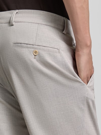 Mężczyznamodel nosi Hose mit Label-Detail Modell 'Orlando' od CG - Club of Gents, jasnoszary, krój regular fit, materiał mieszany z dodatkiem wiskozy, z tylną kieszenią z guzikiem i detalem z logo, Szerokość w rozmiarze 50: 39 cm, długość wewnętrzna nogawki 77 cm, zbliżenie na górną część tylnej strony.