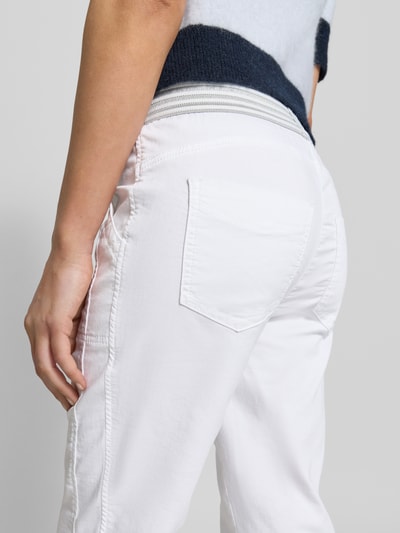Frauenmodel trägt Jogpants mit elastischem Bund Modell 'Sue' von TONI aus Baumwoll-Mix mit Stretch-Anteil, Gesäßtaschen, Nahaufnahme Rückansicht.