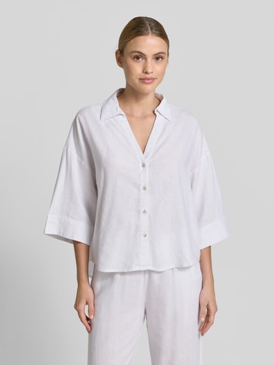 Frauenmodel trägt Boxy Fit Bluse mit V-Ausschnitt Modell 'Lava' von FREE/QUENT, Leinen-Viskose-Mix, weiß, lockere Passform, Ganzkörperansicht von vorne