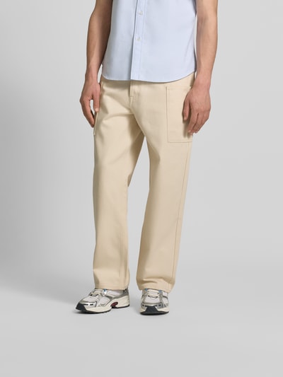 Männermodel trägt Straight Fit Jeans mit Cargo-Taschen von Kenzo im Baumwoll-Mix, 5-Pocket-Design, beige, Ganzkörperansicht von vorne.