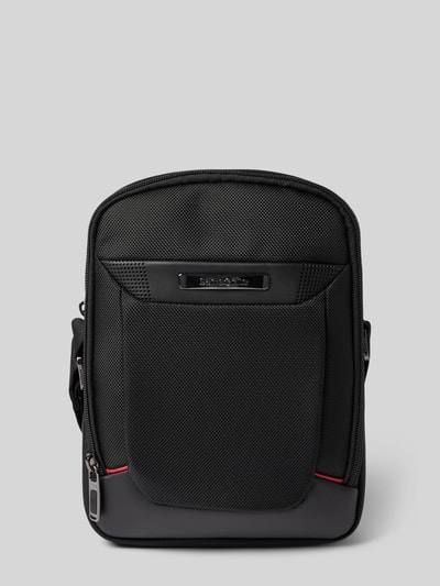 Produktfoto, Crossbody Bag mit Logo-Detail Modell 'Pro DLX' von Samsonite in Schwarz, sichtbare Reißverschlüsse, strukturierte Oberfläche, Maße 19x27x8 cm, verstellbarer Schulterriemen 90 cm, auf hellem Hintergrund
