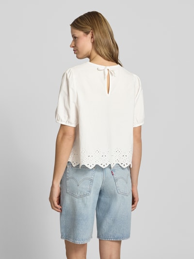 Frauenmodel trägt Relaxed Fit Blusentop aus reiner Baumwolle Modell 'ALMINA' von Pieces, Optik: Unifarben, Popeline, Lochstickereien, Ganzkörperansicht Rückansicht.