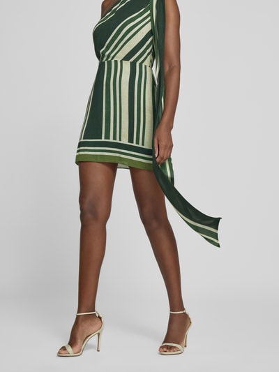 Frauenmodel trägt Cocktailkleid mit Schal Modell 'Trudy' von Forever New, grün gestreift, One-Shoulder, Minikleid, Ganzkörperansicht von vorne.