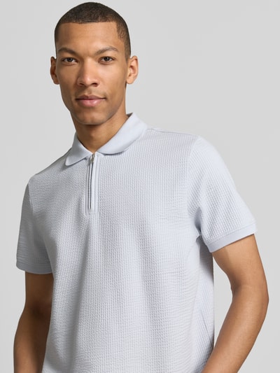Männermodel trägt Regular Fit Poloshirt mit Strukturmuster von MCNEAL in hellgrau, elastischer Baumwoll-Mix, Nahaufnahme Oberkörper.