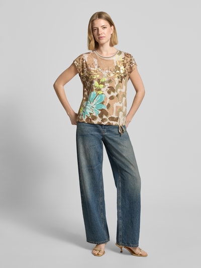 Frauenmodel trägt T-Shirt im Allover-Look mit Ziersteinbesatz von Betty Barclay aus Baumwoll-Modal-Mix, Regular-Fit, mit Rundhalsausschnitt und Tunnelzug, Rückenlänge bei Größe 36: 57 cm, Ganzkörperansicht von vorne