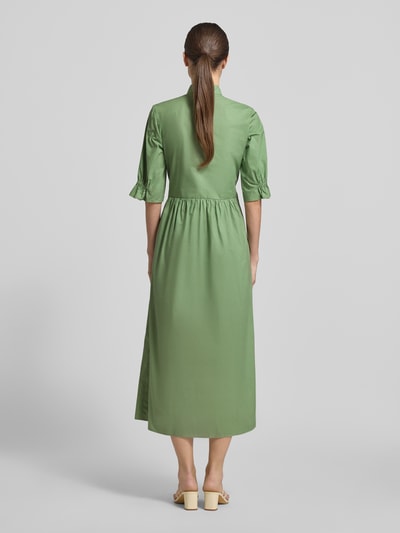 Frauenmodel trägt Midikleid mit Stehkragen und Bindegürtel von Luisa Cerano aus Reine Baumwolle in A-Linie, Ganzkörperansicht Rückansicht.