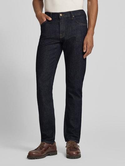 Männermodel trägt Slim Fit Jeans im 5-Pocket-Design Modell 'DAREN' von Lee in Dunkelblau, Baumwoll-Mix, Nahaufnahme Oberkörper