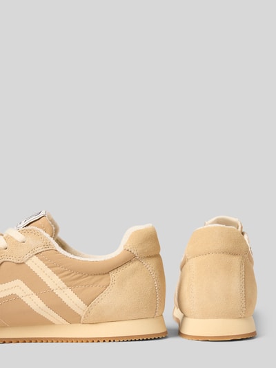 Produktfoto, Sneaker mit Label-Details Modell 'Beylana' von Gant in Beige mit abgerundeter Form, Schnürung, strukturierte Sohle, Damen, Absatzhöhe 2 cm, Schafthöhe 8 cm, Schaftweite 6 cm, seitliche und rückseitige Ansicht