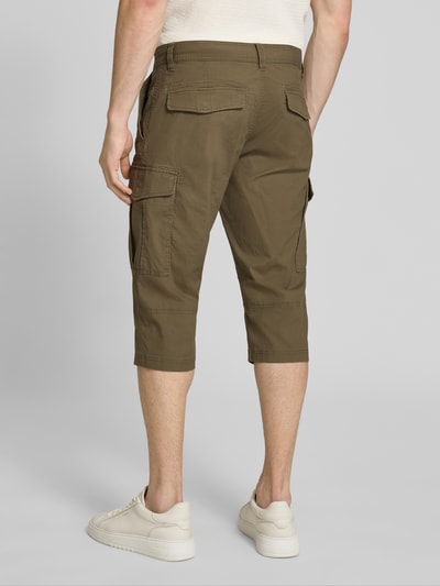 Mężczyzna nosi Relaxed Fit Cargoshorts aus Baumwoll-Mix od s.Oliver BLACK LABEL, bawełniana popelina, jednobarwne, tył, całe ciało