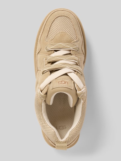 Produktfoto, Sneaker mit Plateausohle Modell 'LOWMEL' von UGG w beżowym kolorze, zaokrąglony kształt, sznurowanie, teksturowana podeszwa, wysokość obcasa 3 cm w rozmiarze 40, wysokość cholewki 7 cm w rozmiarze 40, szerokość w rozmiarze 40: 9 cm