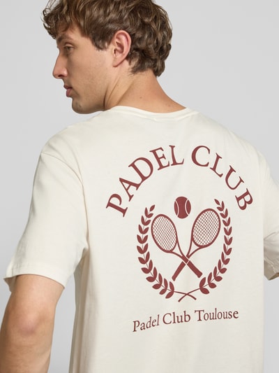 Męskimodel nosi Relaxed Fit T-Shirt aus reiner Baumwolle Modell 'CAP' von ONLY, beżowe z bordowym nadrukiem, Herren T-Shirt von ONLY & SONS, Ganzkörperansicht Rückansicht