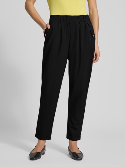 Frauenmodel trägt Straight Fit Stoffhose mit Viskose-Anteil von LIU JO SPORT, Material-Mix, schwarz, 7/8-Länge, elastischer Bund, Zierbesatz, Nahaufnahme Unterkörper Vorderansicht