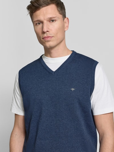 Männermodel trägt Pullunder mit Label-Stitching von Fynch-Hatton in Blau, Reine Baumwolle, Regular-Fit, Gerippte-Abschlüsse, V-Ausschnitt, Nahaufnahme Oberkörper.