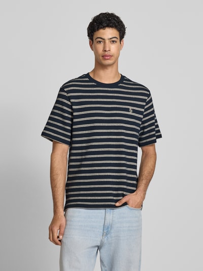 Männermodel trägt Strukturiertes T-Shirt mit Logostickerei auf der Brust von REVIEW, Reine Baumwolle, Gerader-Schnitt, Rundhalsausschnitt, Label-Stitching, Lochstickerei, Strukturmuster, Rückenlänge bei Größe M: 70 cm, gestreiftes Design in Blau und Beige, Ganzkörperansicht von vorne.
