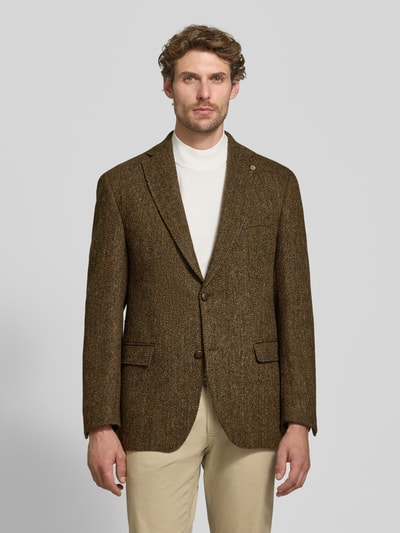 Männermodel trägt braune, melierte marynarka na 2 guziki aus czysta żywa wełna, kieszenie z patką, Kołnierz z połami, krój slim fit, Model 'Theo' von Carl Gross, Długość tyłu w rozmiarze 50: 75 cm, Szerokość ramion w rozmiarze 50: 44 cm, Długość rękawów w rozmiarze 50: 66 cm, Ganzkörperansicht von vorne