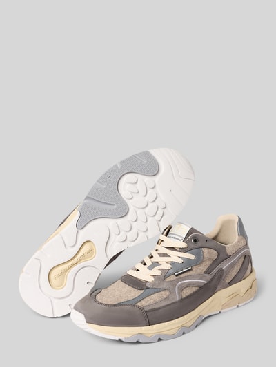 Produktfoto, Sneaker aus Leder-Textil-Mix Modell 'De Rezer' von Floris van Bommel, grau-beige, runde Spitze, Schnürung, Label-Details, strukturierte Sohle, Absatzhöhe 4 cm, Schafthöhe 8 cm, Schaftweite 9 cm
