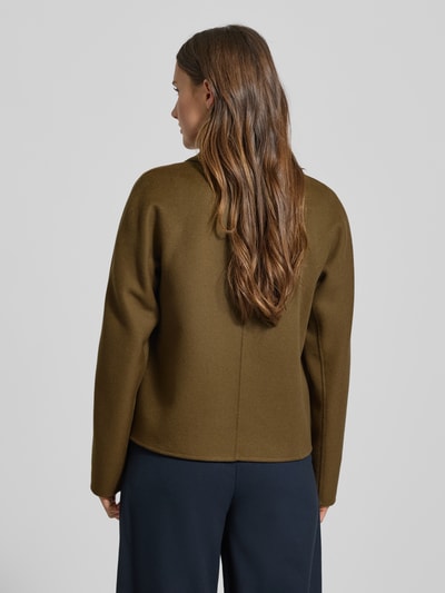 Modelka kobieca ma na sobie Boxy Fit Wolljacke mit Seide- und Kaschmir-Anteil Modell 'MSTEDEN' od Max Mara Studio, unifarb, długi rękaw, ujęcie całej sylwetki z tyłu.