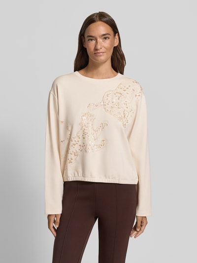 Vrouwenmodel draagt Sweatshirt mit Stitchings und Pailletten van Milano Italy, beige tinten, regular fit, ronde hals, modal-mix met stretch, vooraanzicht bovenlichaam.