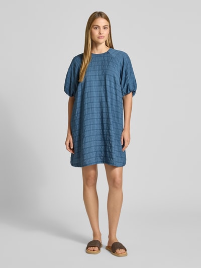 Frauenmodel trägt Minikleid aus Viskose-Mix mit Ballonärmel von Jake*s Casual in Blau, gerader Schnitt, Rundhalsausschnitt, Ganzkörperansicht von vorne.