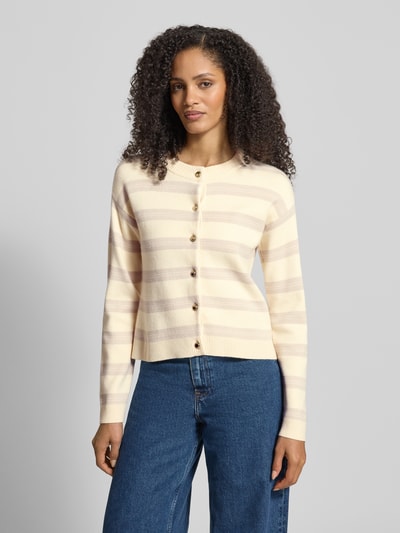 Frauenmodel trägt Regular Fit Cardigan aus Viskose-Mix Modell 'GOLD STRIPE' von Vero Moda in Two-Tone-Optik, gestreift, Nahaufnahme Oberkörper.