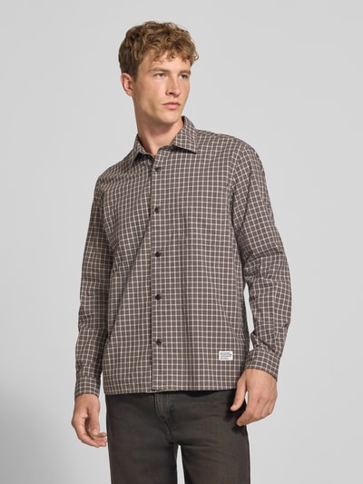 Männermodel trägt Regular Fit Freizeithemd aus reiner Baumwolle von Marc O'Polo, braunes Karo-Muster, Herren Freizeithemd, Ganzkörperansicht von vorne.