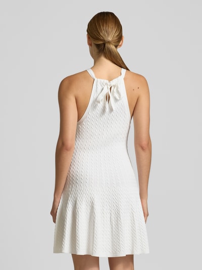 Frauenmodel trägt Tailliertes Strickkleid aus Viskose-Mix von Polo Ralph Lauren in Weiß mit Zopfmuster, Strickoptik, Mini-Länge, Rückansicht.