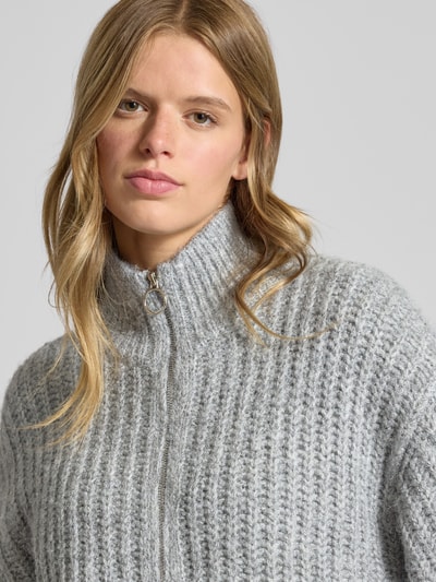Review Strickjacke mit Stehkragen und Reißverschluss Hellgrau Melange 3