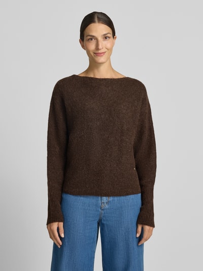 Frauenmodel trägt Regular Fit Pullover in Strick-Optik Modell 'Thora' von MOS MOSH in Braun, Damen Pullover, U-Boot-Ausschnitt, Ganzkörperansicht von vorne.