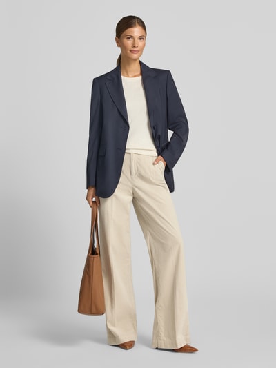 Vrouwenmodel draagt Cordhose mit Kordelzug und Eingrifftaschen van Marc Cain, katoenmix met stretch, wide leg fit in beige tinten, knoop- en ritssluiting, Band met tunnelkoord, zij-steekzakken, achterzakken, Bandwijdte maat 36: 42 cm, Binnenbeenlengte maat 36: 84 cm, Ganzkörperansicht van voren.