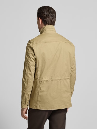 Męski model nosi Jacke mit Stehkragen und Pattentaschen od Christian Berg Men, bawełna z elastanem, krój regular fit, widok całej sylwetki z tyłu