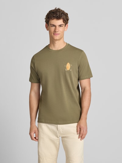 Männermodel trägt Herren T-Shirt mit Stitching Modell 'SUN ISLAND' von Blend, Reine Baumwolle, Regular-Fit, Rundhalsausschnitt, Ganzkörperansicht von vorne.