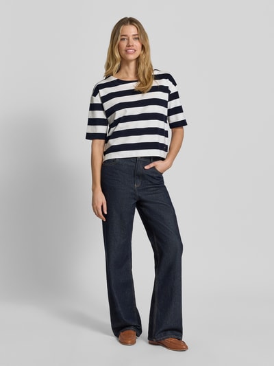 Vrouwenmodel draagt Sweatshirt mit 1/2-Arm und Rundhalsausschnitt van monari, katoenmix, loose fit, ronde hals, korte mouw, labeldetail, witte en donkerblauwe strepen, gladde textuur. Volledige lichaamsaanzicht van voren.