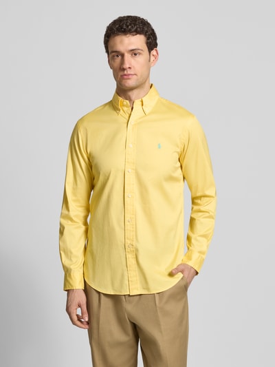 Männermodel trägt Regular Fit Freizeithemd aus reiner Baumwolle von Polo Ralph Lauren, gelb, unifarben, Ganzkörperansicht von vorne.