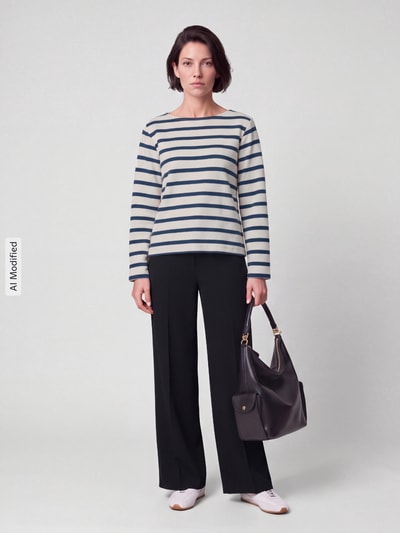 Frauenmodel trägt Sweatshirt mit U-Boot-Ausschnitt von S.OLIVER CASUAL aus reiner Baumwolle, gestreift, Regular Fit, Allover-Muster, Ganzkörperansicht von vorne, KI-modifiziertes Bild.