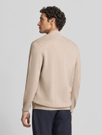 Męski model nosi Strickjacke mit Stehkragen und Steppnähten od ROY ROBSON, bawełna z wiskozą, krój regular fit, stebnowania, jasnobeżowa, widoczne kieszenie ukośne, długość tyłu i rękawów w rozmiarze M: 74 cm, widok całej sylwetki z tyłu.