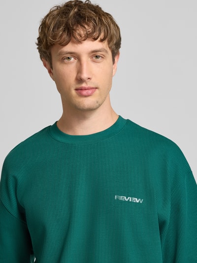 Männermodel trägt Relaxed Fit T-Shirt mit Strukturmuster von REVIEW in Grün, Reine Baumwolle, Rundhalsausschnitt, Nahaufnahme Oberkörper.