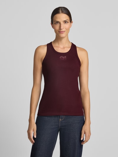 Vrouwenmodel draagt Slim Fit top uit katoenmix Model 'Costina' van Liu Jo White in bordeauxrood, gestikt logo, ruglengte maat S 61 cm, vooraanzicht bovenlichaam