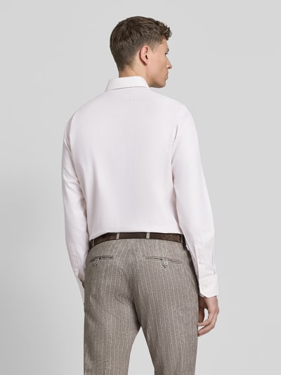 Männermodel trägt Regular Fit Businesshemd aus reiner Baumwolle von BOSS, unifarben, Haifischkragen, Ganzkörperansicht Rückansicht.